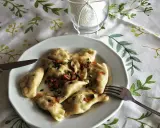 Pyszne pierogi z boczkiem i cebulką, idealne z kwaśną śmietaną. Z czym podawać pierogi? Zawsze z apetytem!