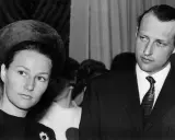 Królowa Sonja i król Harald V, przyszli władcy Norwegii, na oficjalnym spotkaniu.