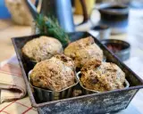 Nybakade grahamsbullar i en gammal form, redo att avnjutas. Ett perfekt grahamsbullar recept för fika.