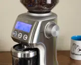 Sage Smart Grinder Pro: Mahlgrad für Espresso einstellen. Die Anzeige zeigt 78.4, 8 und 12. Daneben eine Kaffeetasse mit Eichhörnchen.