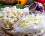 Kohlrabi einfrieren roh: gewürfelte und Stifte im Gefrierbeutel und Schüssel, bereit für die Lagerung.