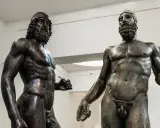 Bronzi di Riace, simbolo Calabria, guerrieri antichi che raccontano storie di forza e coraggio.