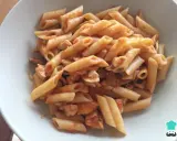Macarrones con pollo en salsa roja, un plato casero y delicioso.