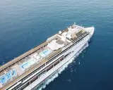 La MSC Lirica, con la sua imponente lunghezza, solca le acque blu. La nave da crociera offre ponti con piscine e aree relax.