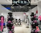 By o la la...! Kto jest właścicielem tego sklepu z modnymi ubraniami? Balony w kolorach czarnym, różowym i srebrnym ozdabiają wejście.