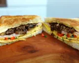 Pyszne tosty z pieczarkami, jajkiem i warzywami, idealne na śniadanie lub szybki lunch.