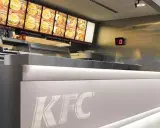 Mostrador de KFC con menú digital y cartel de "0". El food court significado es un área de comida.