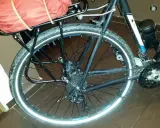 Bagażnik rowerowy z sakwą, gotowy do montażu. Dowiedz się, jak zamontować bagażnik tylny do roweru.