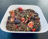 Salade de lentilles aux figues, tomates cerises, olives et oignons rouges. Un plat coloré et savoureux.