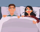 Para leży w łóżku, ona z zaciekawieniem, on zmartwiony. Może to przez nocne squirtowanie?