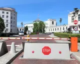 Przed Sejmem RP, gdzie dyskutuje się, ile wynosi dieta poselska, szlaban i znak STOP.