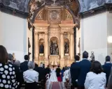Boda en la iglesia. La novia y el novio se dan el "sí, quiero" ante el altar. ¿Cuántas veces te puedes casar por la iglesia?