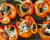Poivrons farcis au fromage, tomates et olives, prêts pour une délicieuse recette poivron.