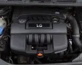 Silnik 1.6 MPI Volkswagena, widoczny pod maską, gotowy do pracy.