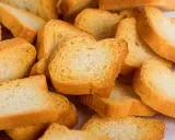 Ein Haufen knuspriger Zwieback-Scheiben. Ob zwieback gesund ist, hängt von den Zutaten ab, aber er ist ein beliebter Snack.