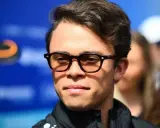 Nyck de Vries, mit seiner charakteristischen Brille, blickt nachdenklich in die Kamera. Hinter ihm verschwimmt eine blaue Wand.