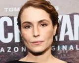 Noomi Rapace med fregnar och eyeliner, i bakgrunden syns texten "JACK RYAN AMAZON ORIGINAL".