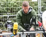 Vorbereitung auf den **triathlon kurzdistanz**: Athleten checken ihre Rennräder, Helme und Trinkflaschen.