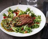 Perfekt grillad picanha med en fräsch sallad och chimichurri. En härlig måltid att njuta av.