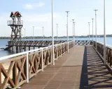 Drewniany pomost z wieżą ratowniczą i latarniami to idealne atrakcje nad jeziorem.