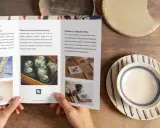 Folleto publicitario ejemplo: talleres de cerámica y caligrafía china. Aprende a crear piezas únicas y personalizadas.
