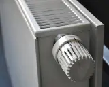 Termostato de un calefactor sin electricidad, ajustando la temperatura para un hogar acogedor.