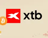 Odkryj świat kryptowalut z XTB! Logo XTB obok symbolu Bitcoina i napisu "Cryps. Crypto. Society." sugeruje, że XTB to platforma do inwestowania w kryptowaluty.