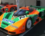 El icónico Mazda 787B, con su distintivo diseño naranja y verde, listo para la carrera.