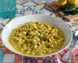 Un cremoso plato de garbanzos en salsa amarilla, con hierbas frescas picadas. ¡Un sabor italiano que te encantará!