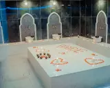 Ett romantiskt **norrsken hammam** med rosenblad och ljus. En lyxig upplevelse väntar.