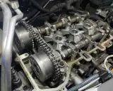 Silnik Peugeot 207 1.4 benzyna. Widoczne koła zębate i łańcuch rozrządu. Wymiana rozrządu co ile?