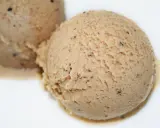 Deux boules de glace praliné, une recette gourmande et onctueuse, parsemée de petits éclats croquants.