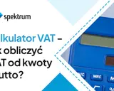 Kalkulator VAT - jak obliczyć VAT od kwoty brutto? Logo Spektrum i fragment niebieskiego kalkulatora.