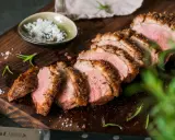 Saftige entenbrust im airfryer, perfekt geschnitten, mit grobem Salz und Rosmarin garniert.
