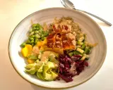 Enkel lunch med lax, quinoa, edamamebönor, mango, avokado och rödbetor. En fräsch och näringsrik måltid.