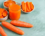 Carottes entières, coupées en rondelles, en bâtonnets et râpées, avec un verre de jus. Un concentré de **bêta-carotène** pour la vitalité.