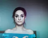 Ragazza con trucco che simula lacrime, espressione di labilità emotiva, alla ricerca di cura e comprensione.
