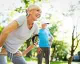 Glückliche Frau und Mann beim Joggen im Alter im Park. Sie genießen die Natur und die Bewegung.