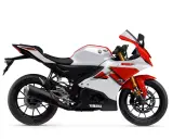 Sportowy motocykl Yamaha YZF R125 w biało-czerwonej kolorystyce. Zwróć uwagę na wygodną wysokość siedzenia.