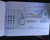 Schemat montażu czujników parkowania Valeo. Pokazuje połączenia z czujnikami, światłem stop, żarówką wstecznego biegu i zasilaniem.