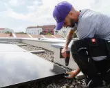 Installatör fäster solceller på taket. Rätt solceller riktning är avgörande för maximal energiproduktion.