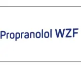 Niebieski napis "Propranolol WZF" na białym tle. Czy propranolol jest bezpieczny? Zapytaj lekarza.