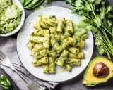 Pyszny makaron z pesto, podany z awokado i świeżymi ziołami. Idealny na szybki obiad.