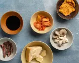 Składniki bogate w umami: sos sojowy, kimchi, miso, grzyby, parmezan i sardele.