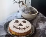 Tarta de Halloween para niños con cara de calabaza decorada con azúcar glas y chocolate. ¡Perfecta para una fiesta espeluznante!