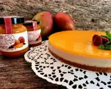 Deliciosa tarta de mango y queso, con mermelada ecológica de mango y frambuesas frescas.