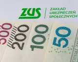 Logo ZUS i banknoty 500, 200, 100, 50 zł.