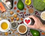 Zdrowe produkty: łosoś, awokado, orzechy, jagody, siemię lniane, płatki owsiane. Idealne dla tych, którzy szukają pozytywnych dieta oxy opinie.