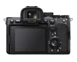 Tył aparatu Sony a7 S III z ekranem LCD i wizjerem. Widoczne przyciski Menu, C3, C1, AF-ON, AEL, Fn, Disp, ISO, C4.