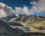 Kamienista ścieżka prowadzi do stawów w Dolinie Strążyskiej. Ile się idzie, tyle piękna!